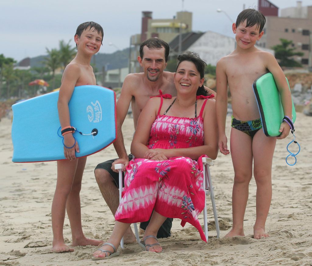 Genatan e Cheila com os filhos Lucas e Mateus: fotos para entretê-los | Jonathan Campos/ Gazeta do Povo