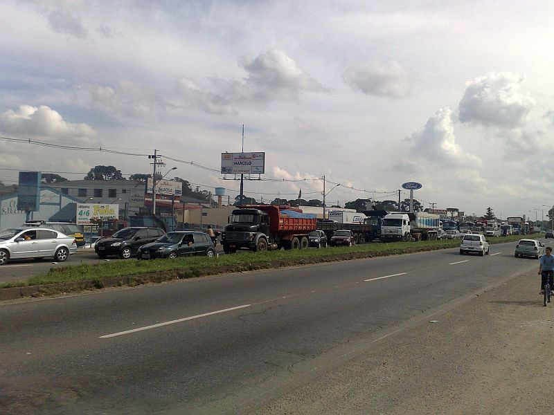 Uma fila de 8 quilômetros se formou em razão do bloqueio da Linha Verde | Adriano Kotsan - Gazeta do Povo