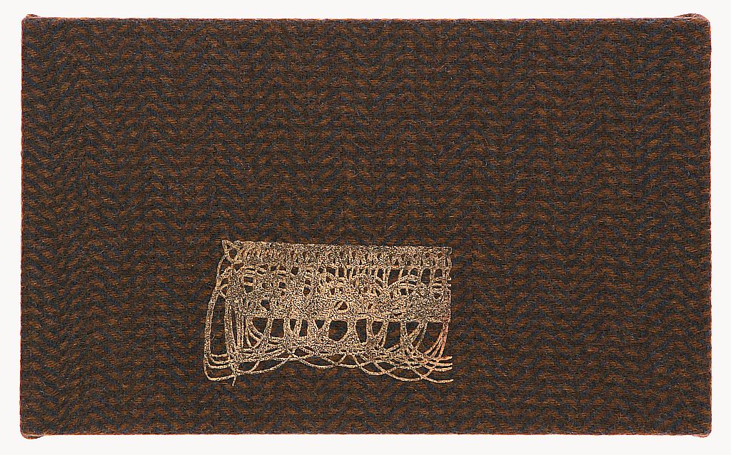 André Rigatti aplica desenhos sobre tecidos de lã em telas de pequenos formatos | Imagens: Divulgação