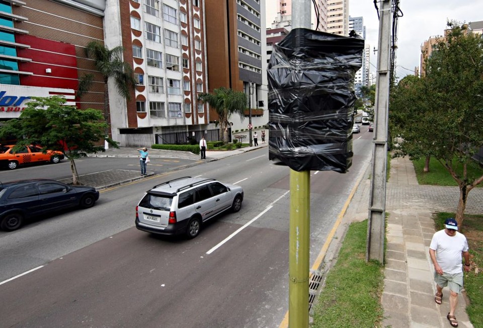 Consilux cobriu alguns equipamentos com lona preta, mas Urbs quer retirar por razões estéticas e para não incentivar abusos | Albari Rosa/Gazeta do Povo
