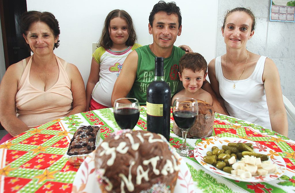 No lugar do peru, frango desossado no apartamento de Iraci, Carla, José Carlos, Mateus e Edina | Hedeson Alves/Gazeta do Povo