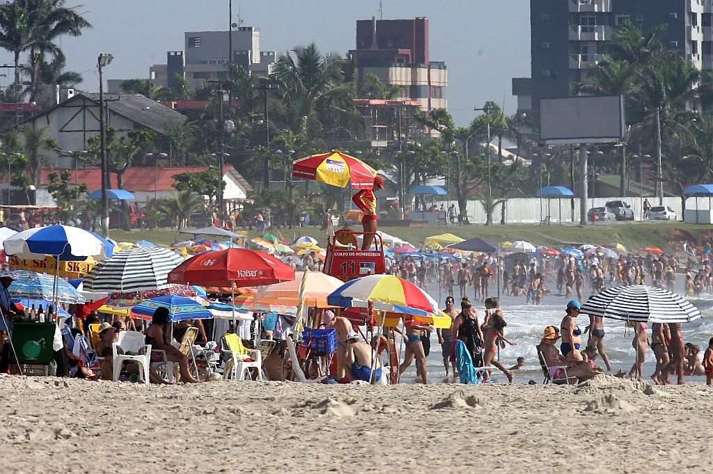 Como o sol está forte, muitos guarda-sóis, barrracas e tendas "pipocaram" na praia | Hedeson Alves/Gazeta do Povo