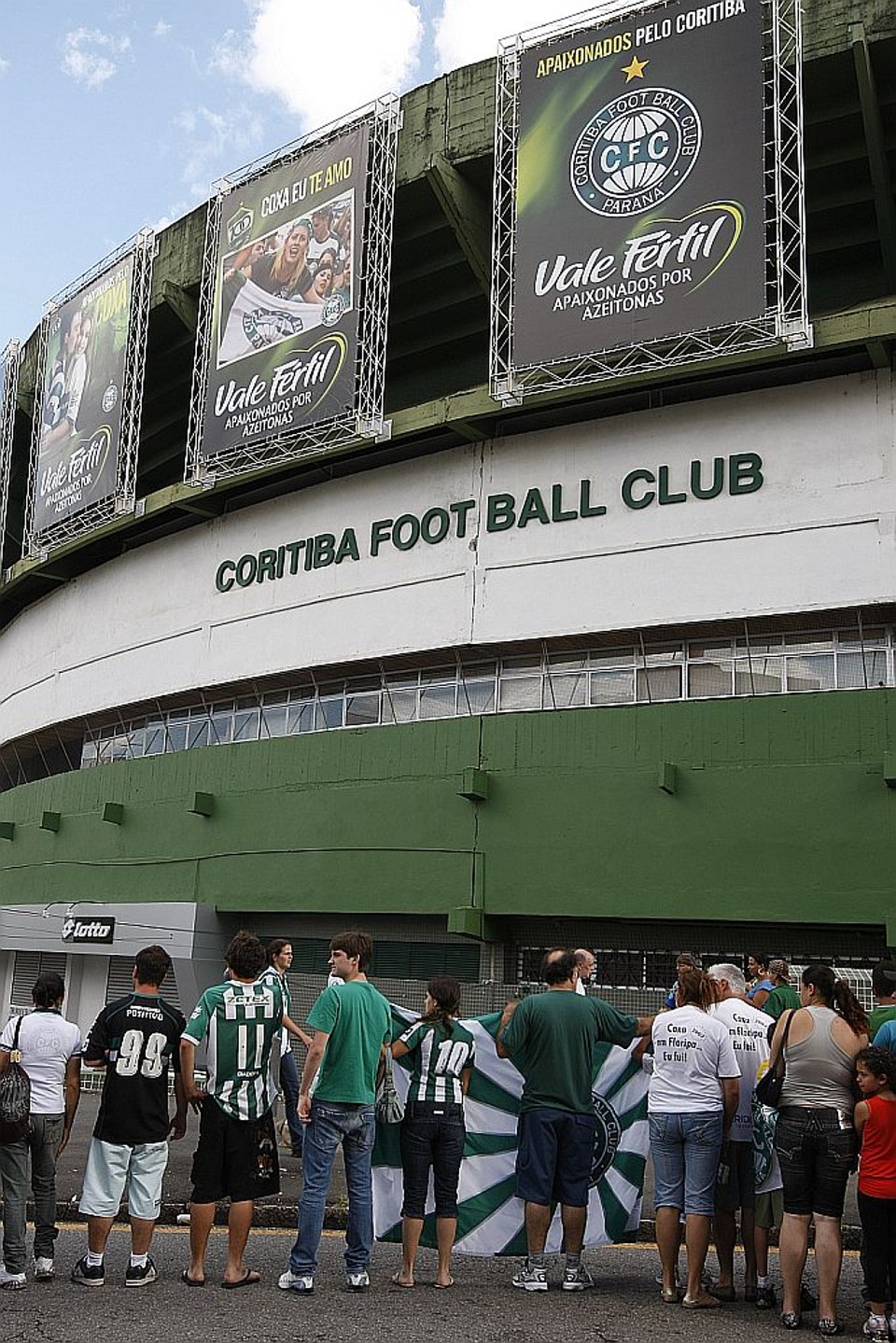 Em sua maioria com camisas e camisetas alviverdes, não de organizada, torcedores do Coritiba deram apoio ao clube em crise | Marcelo Elias/ Gazeta do Povo