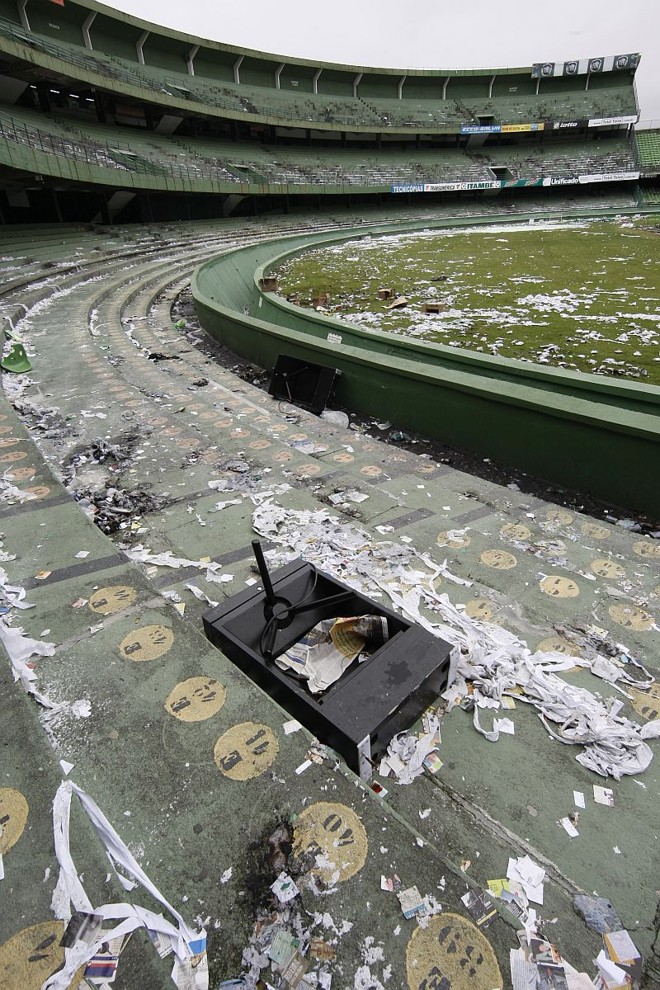 As caixas de som do estádio foram arrancadas da beira do campo, destruídas e atiradas no meio das arquibancadas |