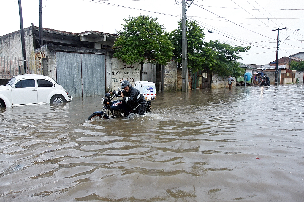 Alagamento no bairro Cajuru: vazão do Rio Atuba causou problemas em Curitiba | Jonathan Campos/Gazeta do Povo