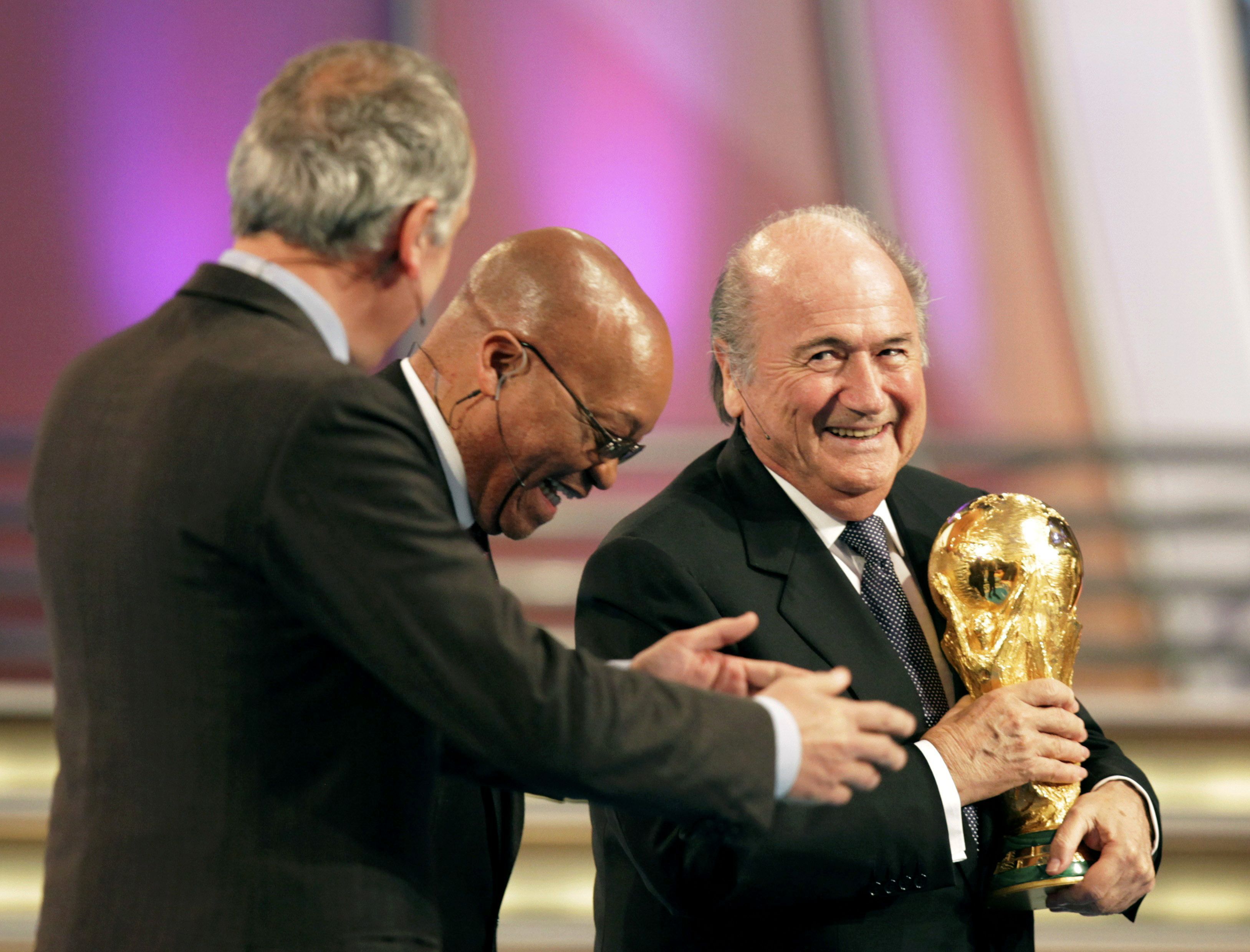 Presidente da Fifa, Joseph Blatter, carrega a Taça Fifa, símbolo maior da conquista do Mundial | Rogan Ward / Reuters