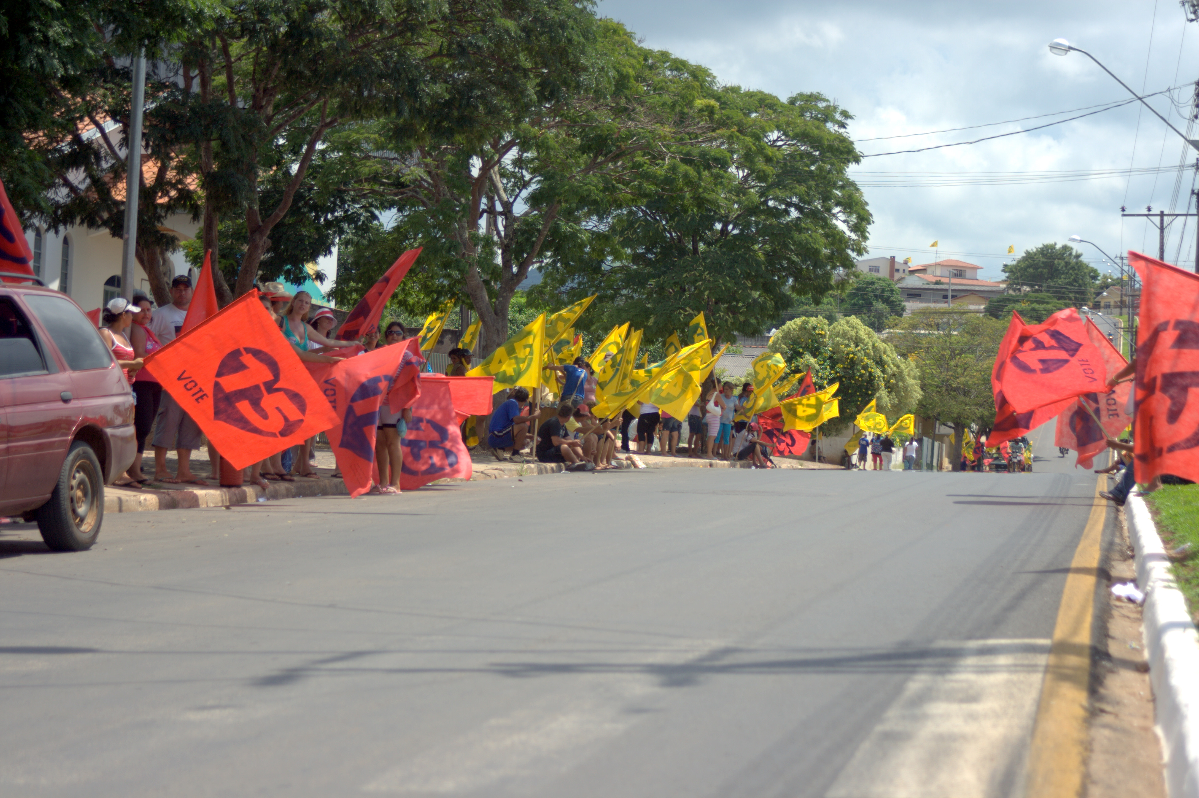 Bandeiras dos partidos toma conta da paisagem da cidade de 18 mil habitantes | Alessandro Libano (Tuka)/Gazeta do Povo