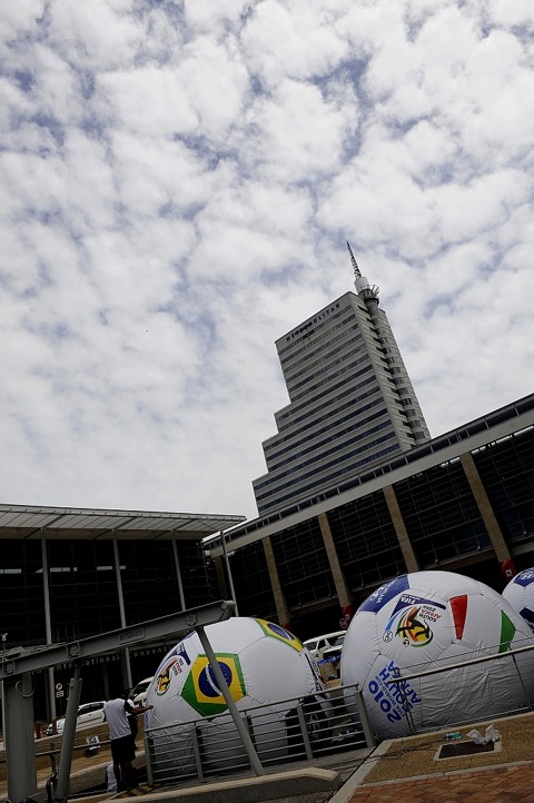 Fifa barra Irlanda e confirma 32 países A frente do Centro de Convenções da Cidade do Cabo já está decorada para o sorteio | Gianluigi Guercia/AFP
