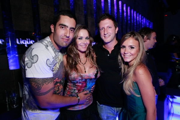 Freddy Galiotto e sua noiva, Luize Altenhofen (à esq.), e seu sócio Leandro Jabur e a namorada deste, Camila Accioly, na festa comandada pelo DJ e produtor argentino Hernan Cattaneo no útlimo sábado, na Liqüe. Freddy e Luize passaram o fim de semana em Curitiba com a filha Greta, de 2 meses | Rubens Nemitz Jr.