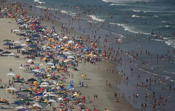 Apesar do tempo parcialmente nublado, as areias de Caiobá estavam bastante movimentadas | Jonathan Campos/Gazeta do Povo