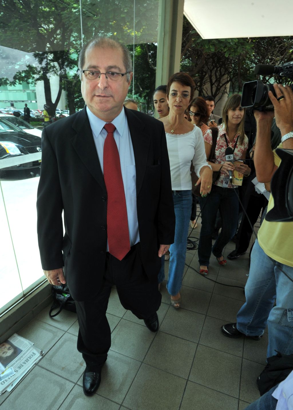 O valor de R$ 510, embora tenha um impacto maior nas nossas contas, resolve o problema do saque no caixa eletrônico. A diferença entre os R$ 507 do orçamento e os R$ 510 terá um impacto de R$ 600 milhões nas contas públicas.
Paulo Bernardo, ministro do Planejamento | Marcello Casal/ABr