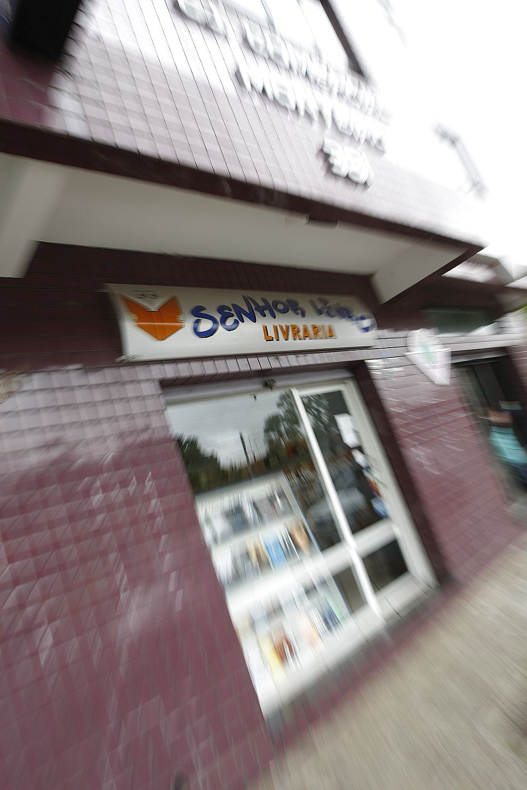 Senhor Livro: pequena loja de rua funciona junto a um salão para crianças | Marcelo Elias/Gazeta do Povo