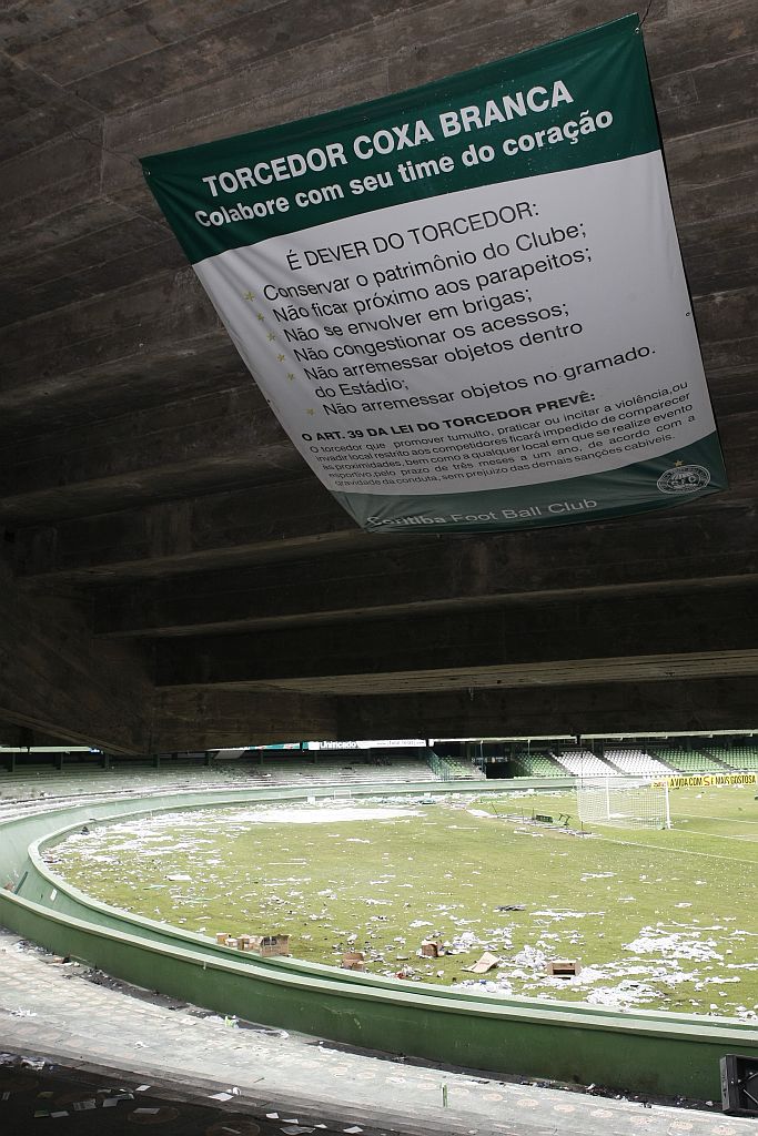 O contraste entre o pedido de colaboração ao torcedor e os restos da batalha campal de domingo | Aniele Nascimento/ Gazeta do Povo