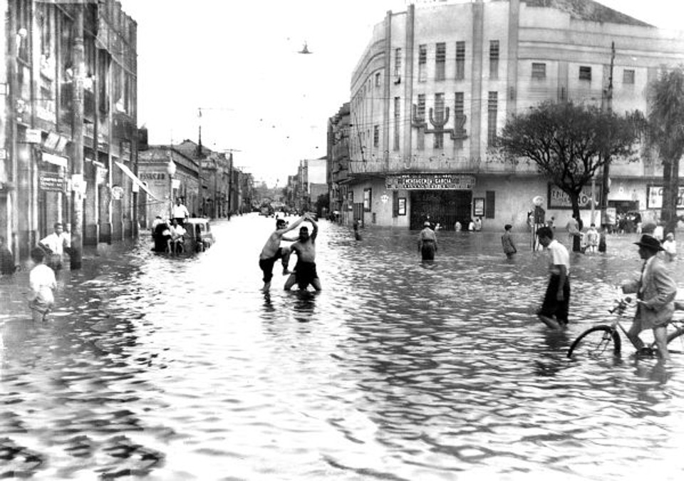 Rua Dr. Murici e Praça Zacarias no momento das famosas enchentes formadas pelos agua­­ceiros de Verão, o protago­­nista era o Rio Ivo que ainda corta aquele ambiente. Esse registro foi um dos milhares feitos pelo Domingos Foggiatto como repórter fotográfico dos jornais curitibanos. Foto de fevereiro de 1947 | 