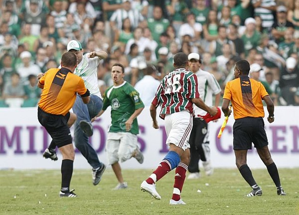 Estopim: o árbitro Leandro Vuaden foi o primeiro alvo da fúria de torcedores do Coxa | Valterci Santos