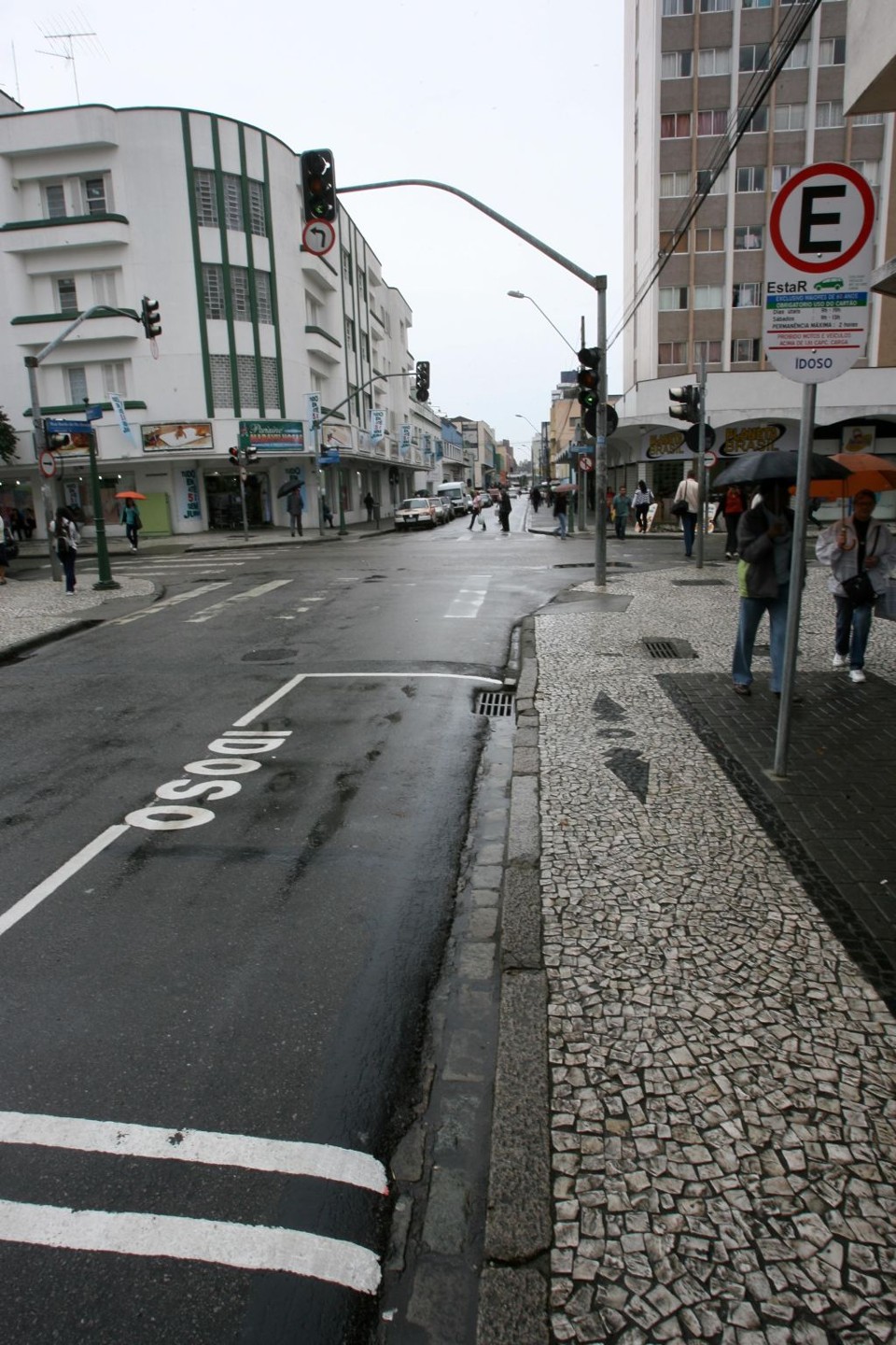 Motorista flagrado usando vaga de idoso indevidamente é orientado a estacionar em outro local | Ivonaldo Alexandre/Gazeta do Povo