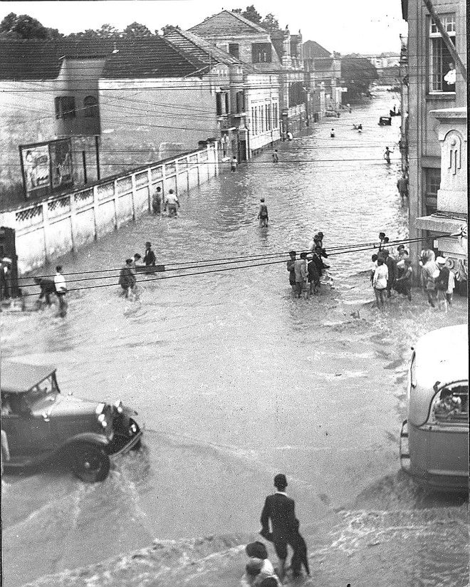 Nem tudo era tranquilo na Velha Curitiba. A foto mostra uma enchente do Rio do Ivo, na Rua José Loureiro esquina com Barão do Rio Branco, em 1947 | 