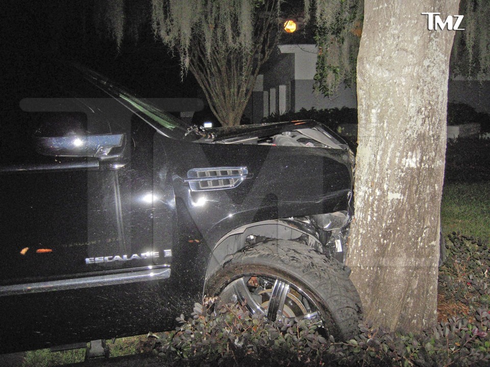 O carro de Tiger Woods após o choque com uma árvore perto de sua casa, na região de Orlando, EUA | Reuters