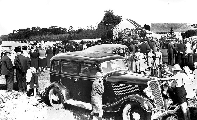 No Boqueirão, os menonitas reúnem-se no pátio da sua igreja participando de um festejo em 1947 | 