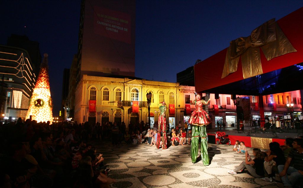 Apresentação de Natal em frente ao Paço Municipal: festa no Centro de Curitiba | Daniel Castellano/Gazeta do Povo
