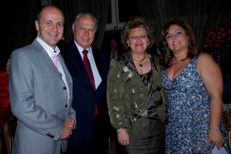 O presidente do Instituto Cargolift, Markenson Marques (à esq.), e sua mulher, Claudia (à dir.),  com o casal  Eunice e André Zacharow no badalado jantar O Castelo do Rei, que movimentou o Castelo do Batel nesta segunda-feira. O evento foi em benefício dos projetos da Associação Batista de Ação Social de Curitiba, da Primeira Igreja Batista | Ligia Lagos