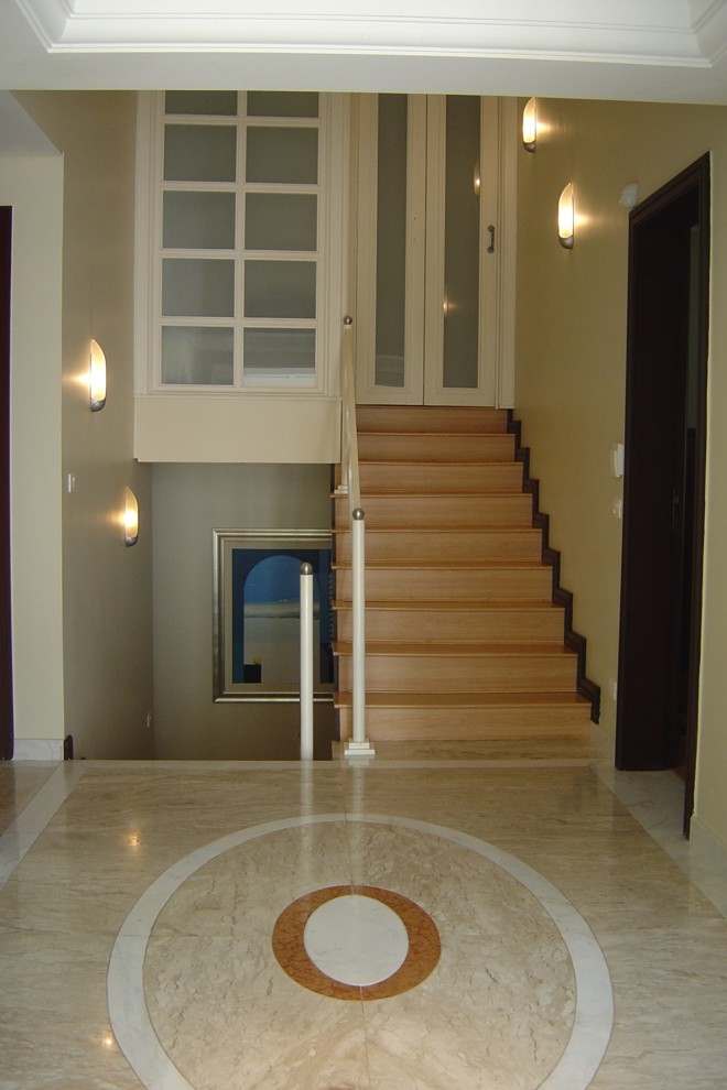 A arquiteta Karin Brenner optou por um tapete com formato em elipse no hall de uma residência. O mármore rosso, importado, é mais caro e foi usado nos detalhes | 