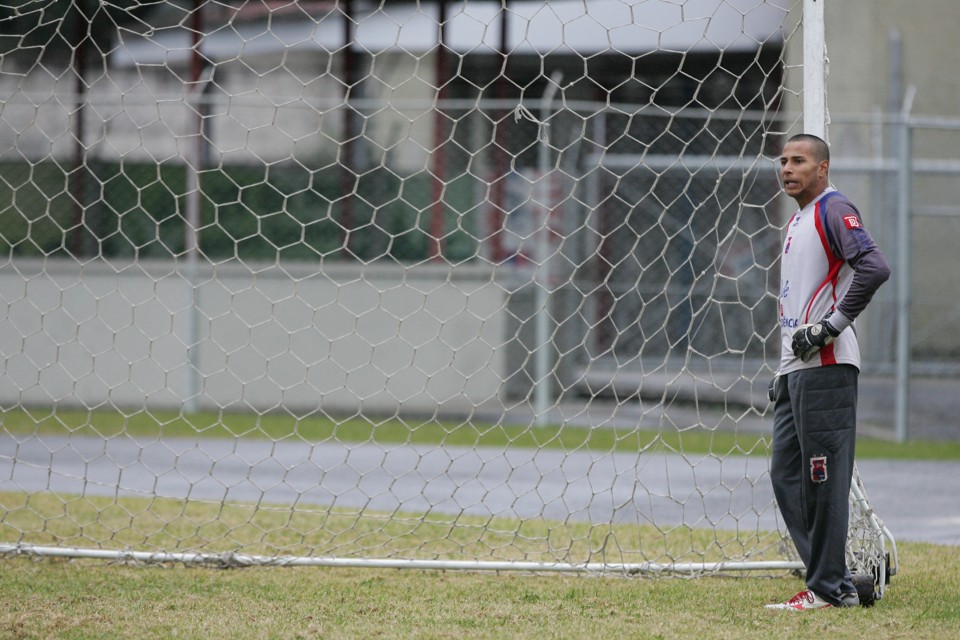 Rodolfo e a meta da Vila Capanema: jovem valor paranista será um dos três nomes que brigarão pela camisa 1 em 2010 | Daniel Castellano / Agência Gazeta do Povo