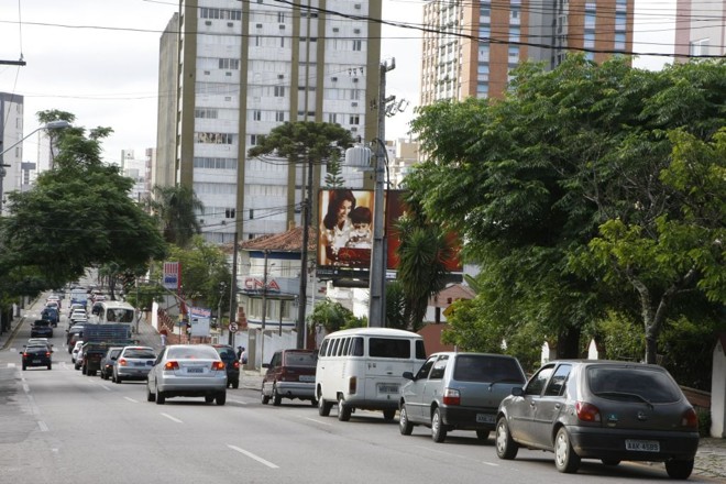 Casas comerciais dividem espaço com prédios residenciais na Ubaldino do Amaral |