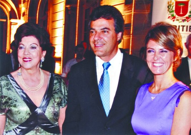 NATAL ENCANTADO - A abertura do Natal Encantado de Curitiba aconteceu em evento no Castelo do Batel, reunindo mais de mil pessoas em torno de bela decoração, que tinha como destaque uma árvore de Natal com 10 metros, emoldurada por 10 lustres de cristal. O Papai Noel chegou em um ônibus da Linha Turismo, comandado pelo piloto Ricardo Zonta e entregará os presentes arrecadados na ocasião às crianças assistidas por entidades conveniadas da FAS, no dia 15 de dezembro. Entre os presentes, o prefeito Beto Richa e a primeira-dama Fernanda, ao lado de Vera do Amaral Lupion | 