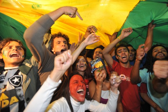 Estudantes comemoram a decisão de sair do Plenário, mas permanecer na Câmara de Brasília | Marcello Casal Jr / ABr