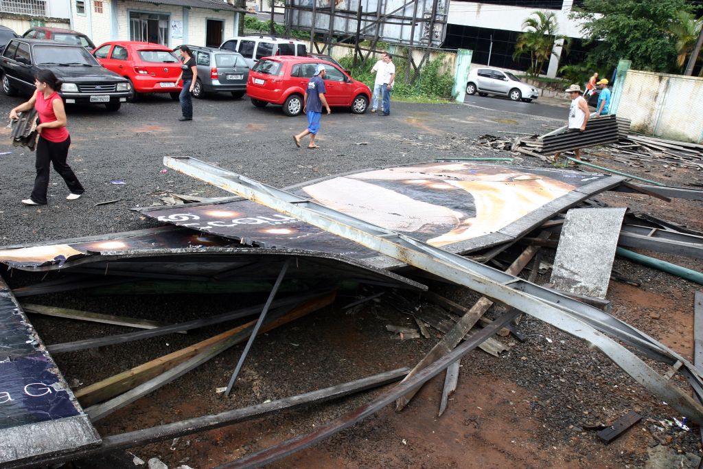 Outdoor caiu num estacionamento particular e danificou dois carros | Henry Milléo/ Gazeta do Povo