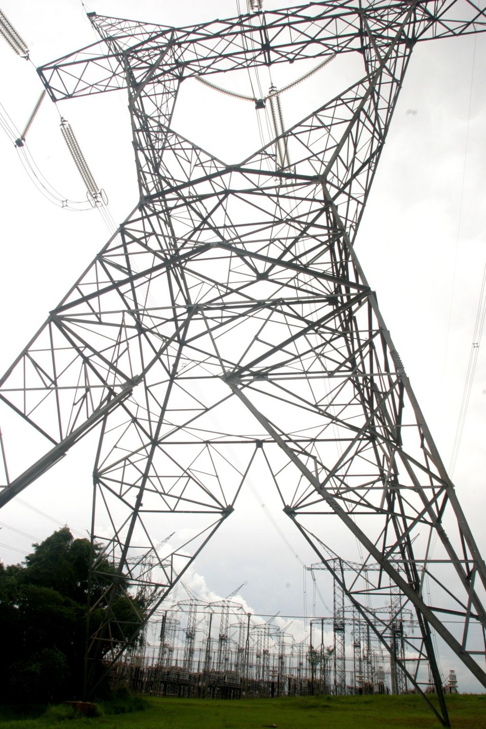 Consumo de energia dispara em novembro Torres de alta tensão no Norte do Paraná: na Região Sul, aumento foi de 7,3% | Dirceu Portugal/ Gazeta do Povo