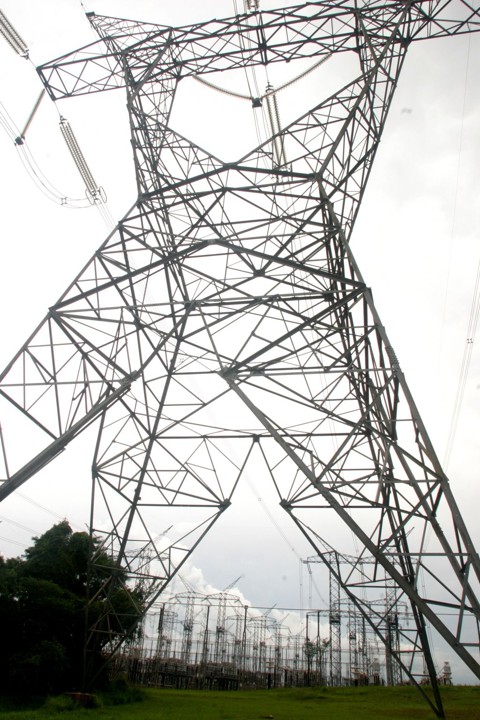 Consumo de energia dispara em novembro Torres de alta tensão no Norte do Paraná: na Região Sul, aumento foi de 7,3% | Dirceu Portugal/ Gazeta do Povo