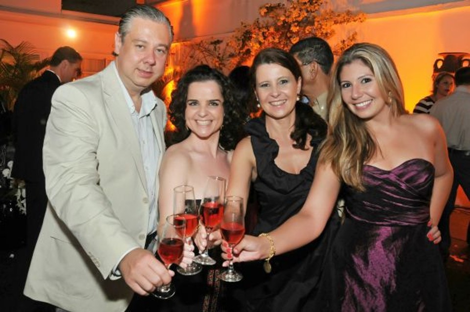O arquiteto Eduardo Mourão brinda com Daniela Salton, da Vinícola Salton, de Bento Gonçalves, Vera Mônaco e Aline Pedroso, representantes da marca de espumantes em Curitiba, na badalada festa de Natal em sua elegante loja Studio Casa, no Batel. O ponto alto do evento foi a apresentação do Coral Charitas, da Paróquia São Francisco de Paula | Gerson Lima
