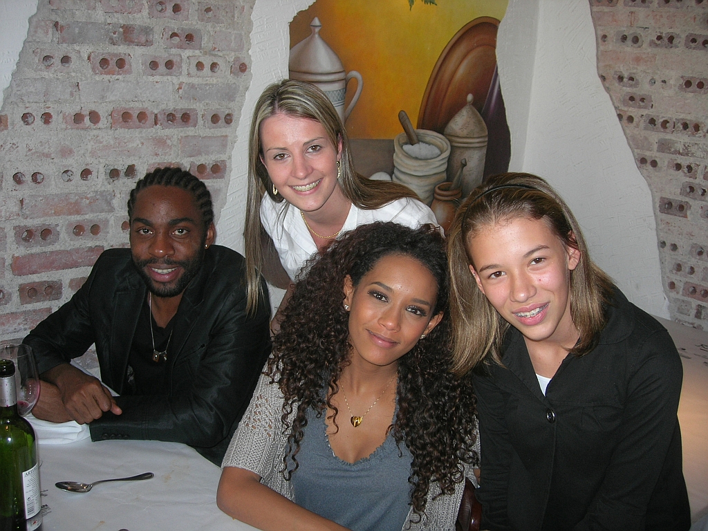 Lázaro Ramos e Taís Araújo almoçaram ontem no Barolo. Taís, a Helena de Viver a Vida, foi tietada pelas fãs Emanuele Piccinin (à esq.) e Isabela Zétola. O casal de namorados passou o fim de semana em Curitiba gravando um comercial | Angélica Fenley Belich