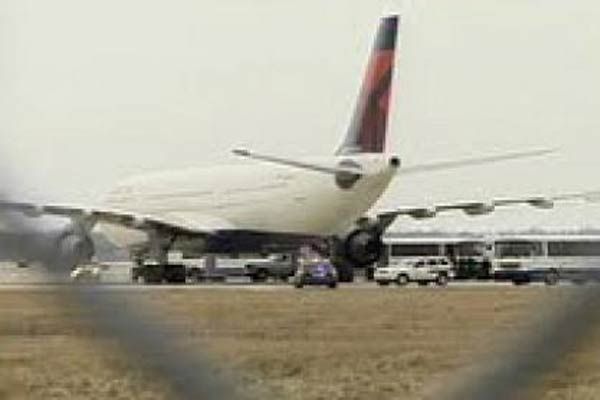 Aeronave em que ocorreu o incidente neste domingo foi isolada para que investigadores a possam analisar | Reuters