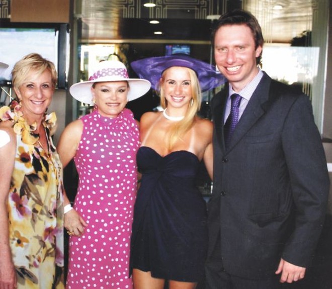 Também em grande estilo no camarote vip do Jockey Club: Sônia Bacelar, Maria Inês Borges da Silveira, presidente da BPW, mais Janaína Andreatta e Guilherme Ronconi, eleitos o casal mais elegante entre os presentes | 