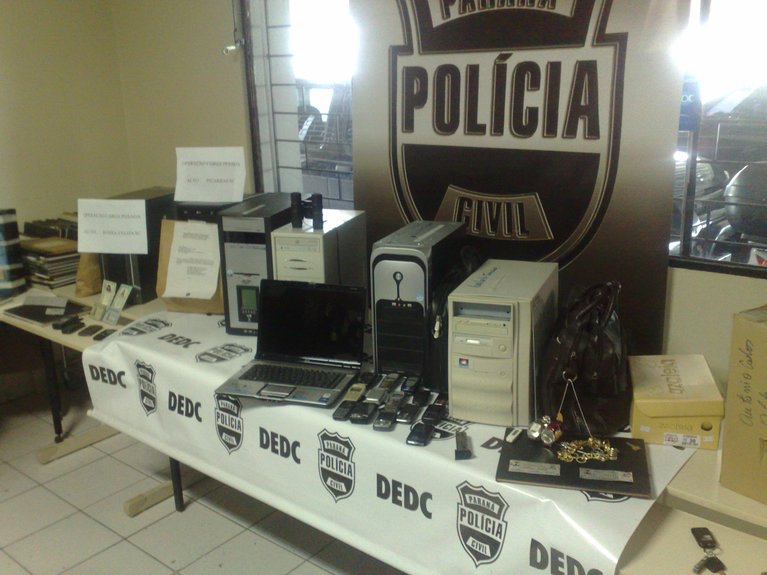 Alguns dos objetos que foram encontrados com os suspeitos. Ao todo, dez pessoas foram presas | Adriano Ribeiro / Gazeta do Povo