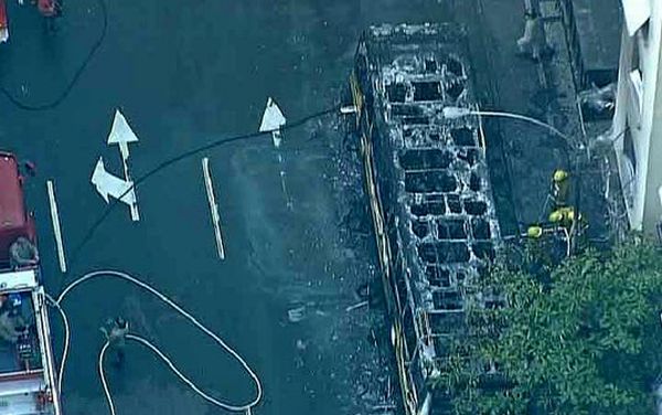 O ônibus pegou fogo na Avenida Nossa Senhora de Copacabana, no Posto 6 | Reprodução / TV Globo