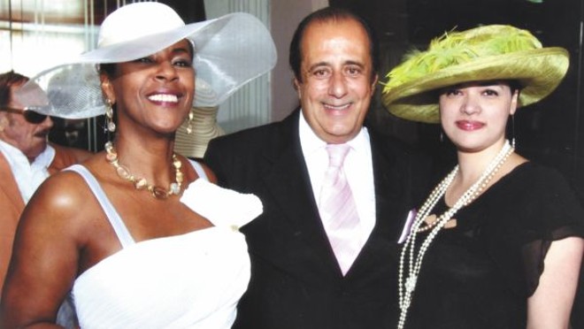 Domingo, no grande Prêmio Paraná, a elegância fez presença no camarote vip do Jockey Club: Conceição Barindelli, Roberto Soares e sua sobrinha, Roberta Santos, premiada pelo mais belo chapéu da tarde | 