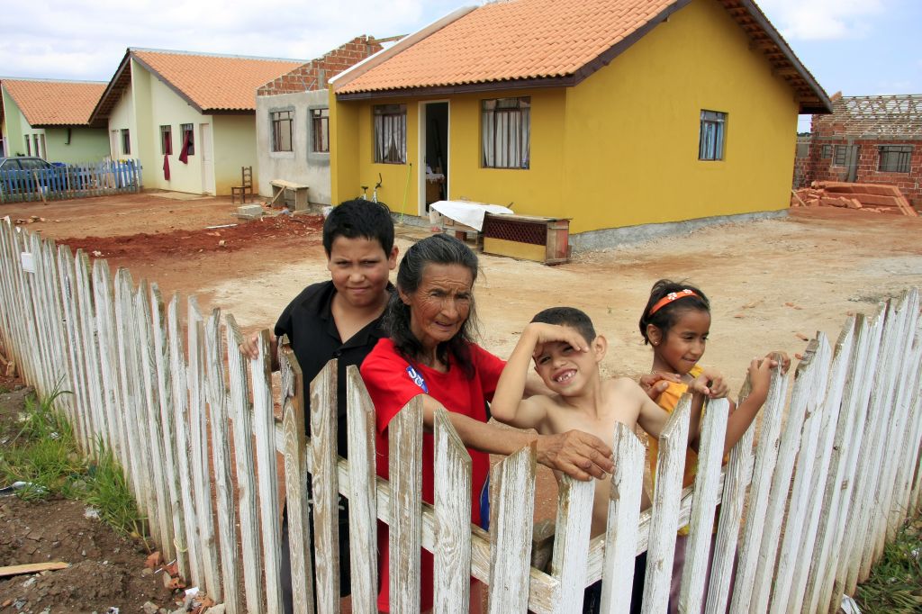 Nathália e os netos: casa nova, graças à intervenção do Ministério Público | Daniel Derevecki/Gazeta do Povo