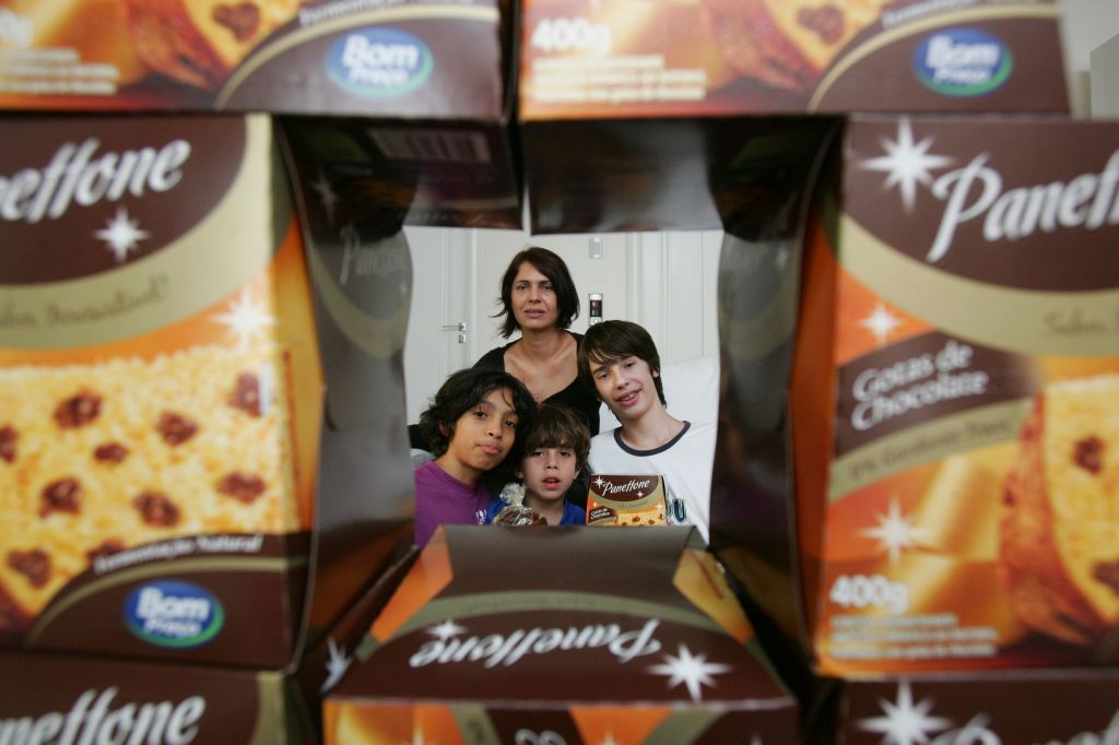 Lara com os filhos Pedro, Henrique e Felipe: família come 12 panetones por semana | Daniel Castellano/ Gazeta do Povo