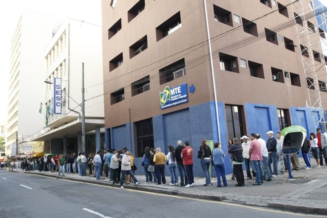 ...com pessoas esperando até na Travessa da Lapa | 