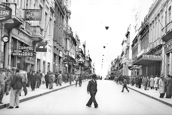 Em homenagem ao leitor Juarez, aqui está uma foto da Rua XV, o Senadinho, em 1945. Talvez, com imaginação e faz de conta, ele possa se encontrar na multidão | 