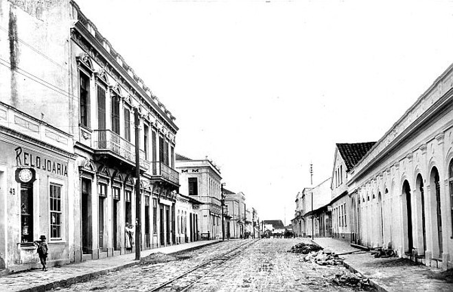 Aqui vemos a Rua do Riachuelo em 1904, podemos notar que naquela época, como agora, a rua estava passando por obras | 