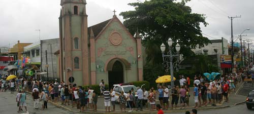 Fila para aposta dava volta na quadra da lotérica em Matinhos na manhã desta quinta-feira | Jonathan Campos/Gazeta do Povo