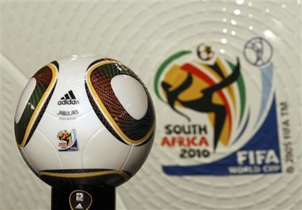 Fifa apresenta a bola do Mundial | Mike Hutchings / Reuters