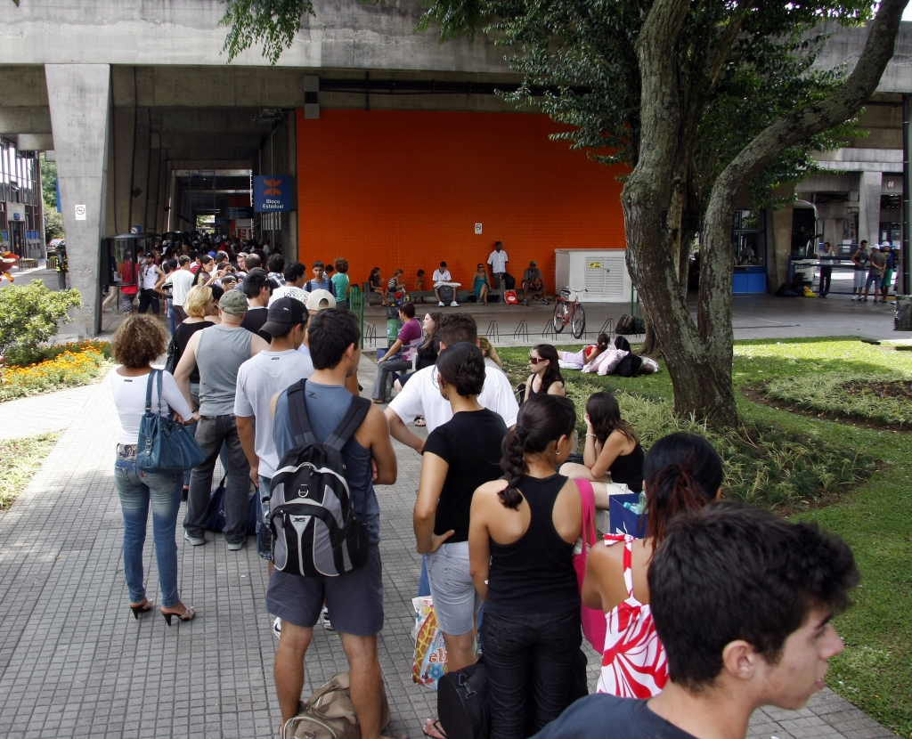 Fila na Rodoferroviária ontem: só hoje, 29 mil passageiros devem deixar a capital de ônibus | Daniel Derececki/Gazeta do Povo