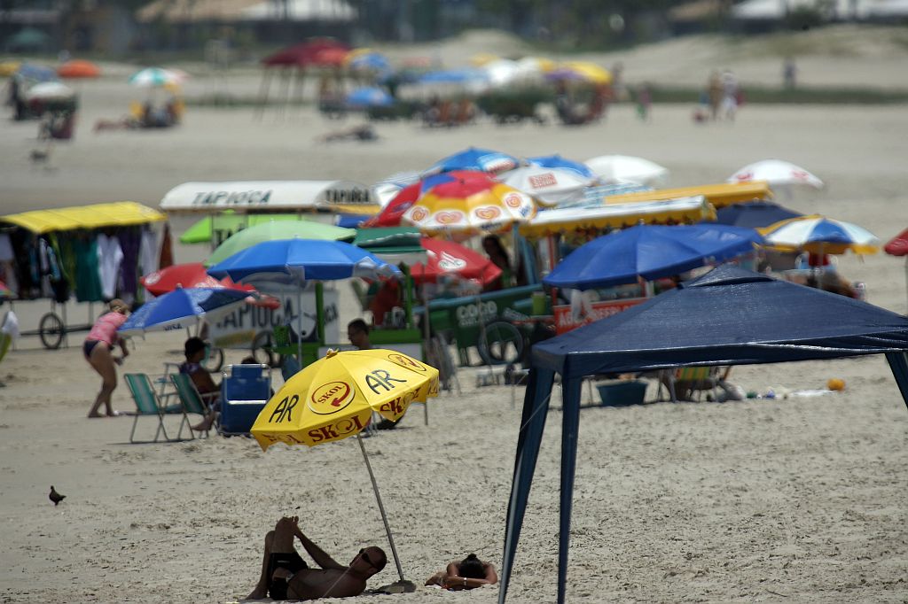 A segunda teve tempo bom no Litoral, o que chamou pessoas para a praia | Hedeson Alves/Gazeta do Povo
