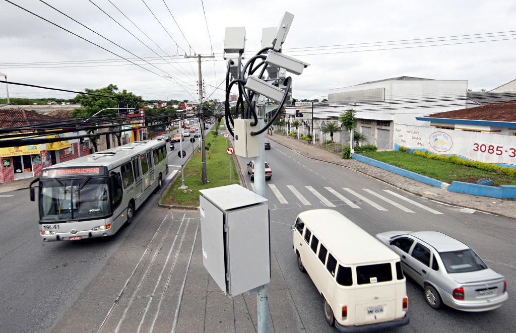 Equipamentos de fiscalização eletrônica funcionam há mais de cinco anos sem licitação em Curitiba | Albari Rosa/Gazeta do Povo